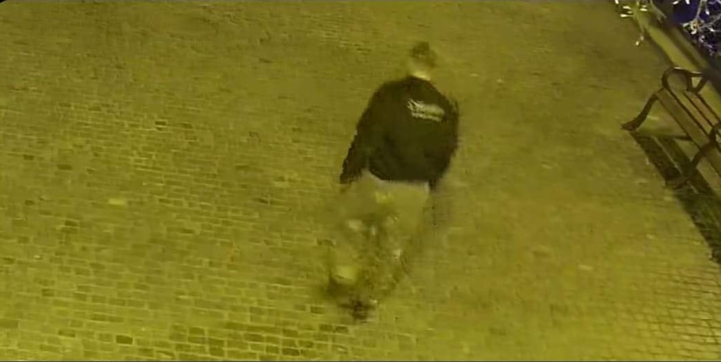 Акт вандалізму в Ужгороді: камери зафіксували момент скоєння злочину Акт вандалізму в Ужгороді: камери зафіксували момент скоєння злочину