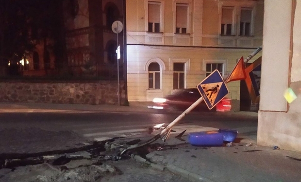 В Ужгороді автомобіль зніс дорожній знак В Ужгороді автомобіль зніс дорожній знак