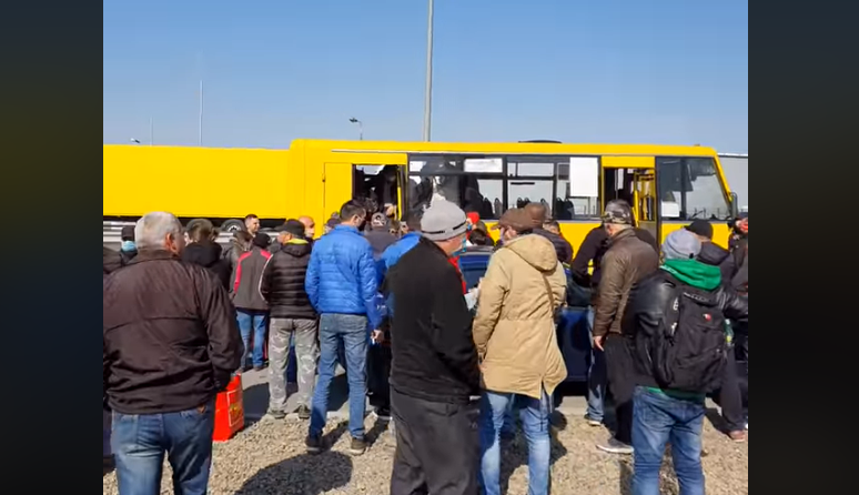 Українці повертаються з-за кордону: що зараз відбувається поблизу КПП "Тиса" Українці повертаються з-за кордону: що зараз відбувається поблизу КПП "Тиса"