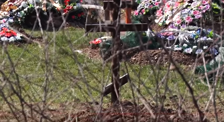 У труні з трьома шарами захисту: як поховали закарпатку, в якої виявили коронавірус У труні з трьома шарами захисту: як поховали закарпатку, в якої виявили коронавірус
