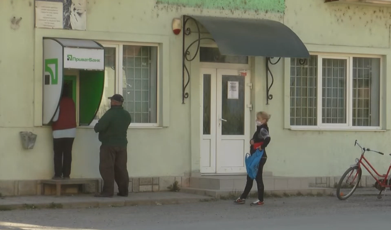 У закарпатському селі виникла проблема. Місцеві б’ють на сполох У селі Керецьки виникла проблема через закриття відділення Приватбанку. Місцеві б’ють на сполох