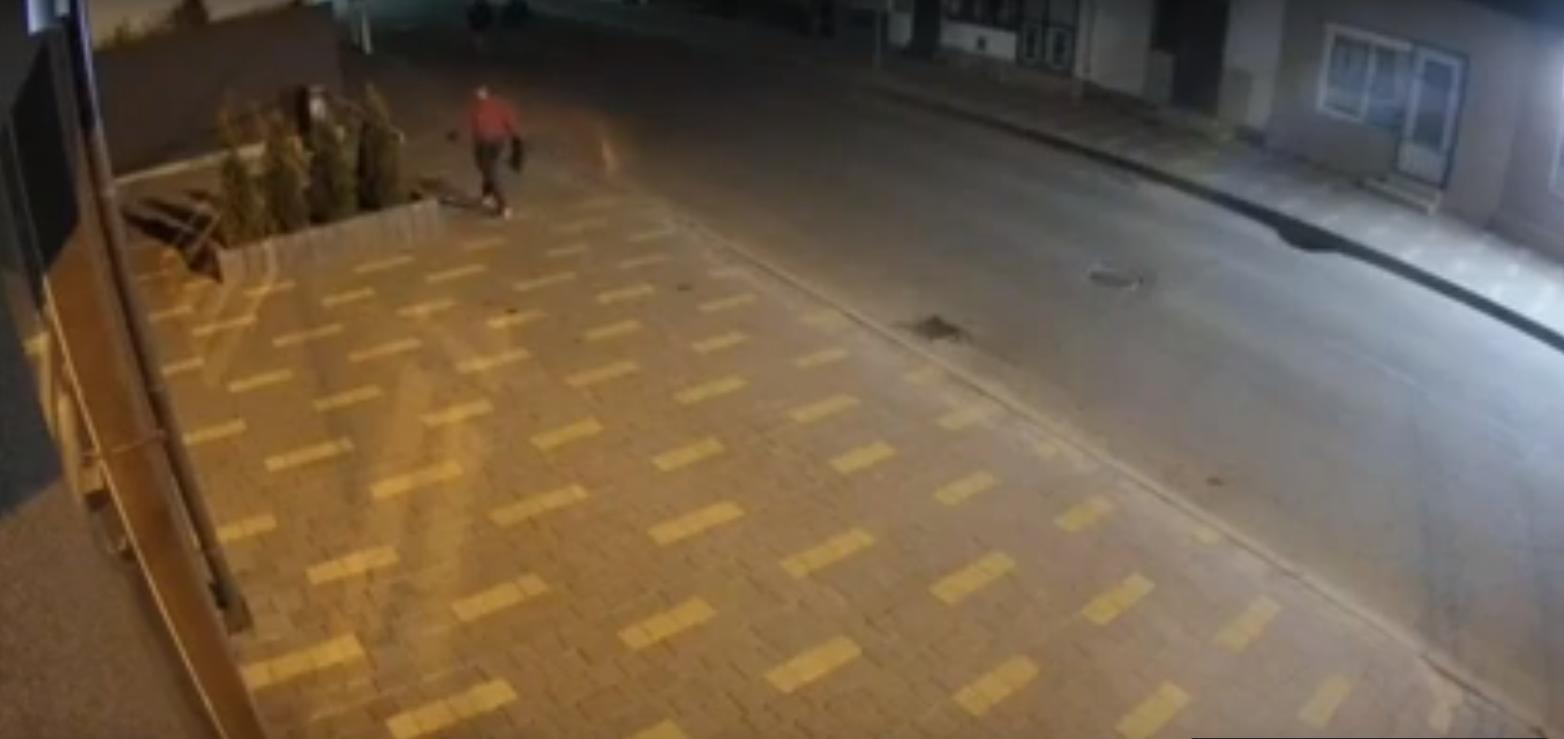 Вночі у Хусті невідомий наробив шкоди: інцидент потрапив на відео, — соцмережі Вночі у Хусті невідомий наробив шкоди: інцидент потрапив на відео, — соцмережі