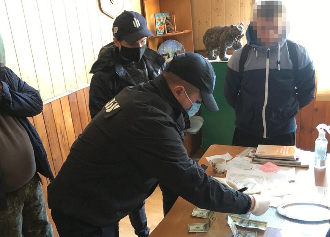 На Закарпатті затримано лісничого, який вимагав 1200 доларів хабаря На Закарпатті затримано лісничого, який вимагав 1200 доларів хабаря