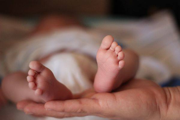 Жінка з Мукачівського району покинула новонароджену дитину на автобусній зупинці Жінка з Мукачівського району покинула новонароджену дитину на автобусній зупинці