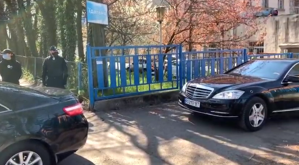 Кортеж Зеленського виїхав із Ужгорода у Мукачево Кортеж Зеленського виїхав із Ужгорода у Мукачево