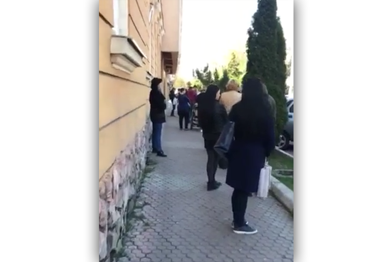У Мукачеві зняли на відео величезну чергу в один із супермаркетів міста У Мукачеві зняли на відео величезну чергу в один із супермаркетів міста
