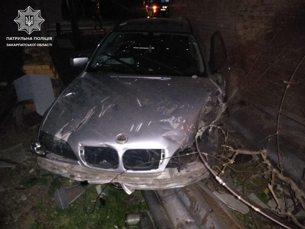 У Мукачеві водій зніс паркан та заїхав на чуже подвір’я У Мукачеві водій зніс паркан та заїхав на чуже подвір’я