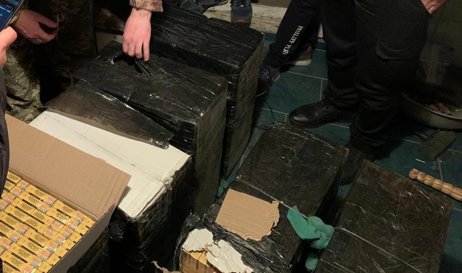 Прикордонники Мукачівського загону виявили місце накопичення сигарет Прикордонники Мукачівського загону виявили місце накопичення сигарет