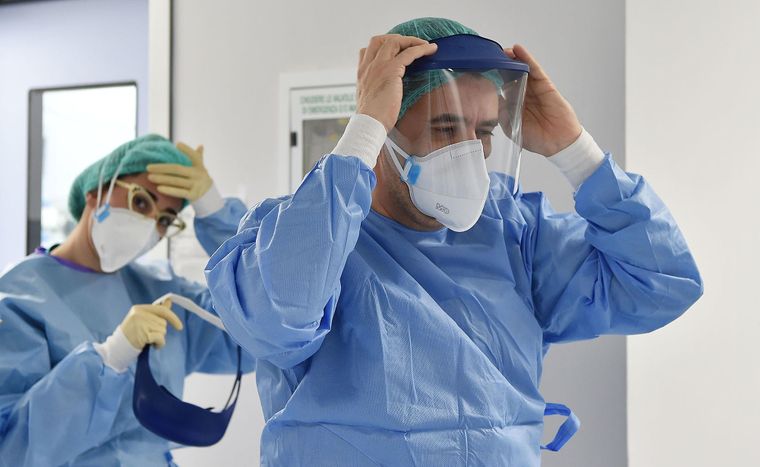Українським медикам, які працюють із пацієнтами з COVID-19, хочуть раз на 5 днів робити тести Українським медикам, які працюють із пацієнтами з COVID-19, хочуть раз на 5 днів робити тести