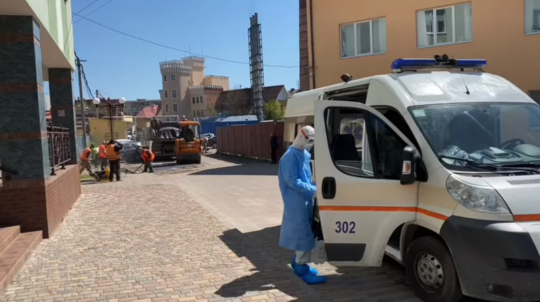 В Ужгороді до приїзду прем’єра та очільника МОЗ поспіхом ремонтують в’їзд у лікарню В Ужгороді до приїзду прем’єра та очільника МОЗ поспіхом ремонтують в’їзд у лікарню