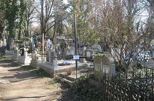 В Ужгороді тимчасово обмежують відвідування кладовищ В Ужгороді тимчасово обмежують відвідування кладовищ