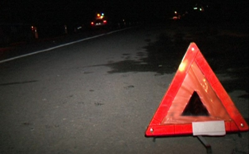 Вночі сталась аварія. Рятувальники визволяли людей із понівеченого авто Вночі сталась аварія. Рятувальники визволяли людей із понівеченого авто