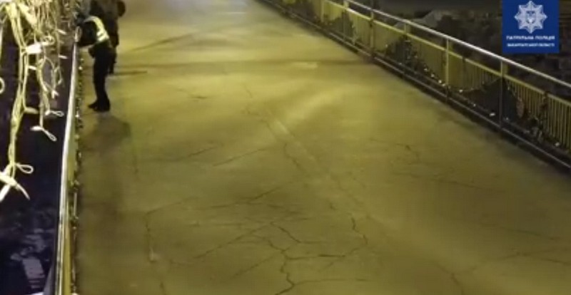 В Ужгороді чоловік стрибнув із мосту: оприлюднено відео В Ужгороді чоловік стрибнув із мосту: оприлюднено відео