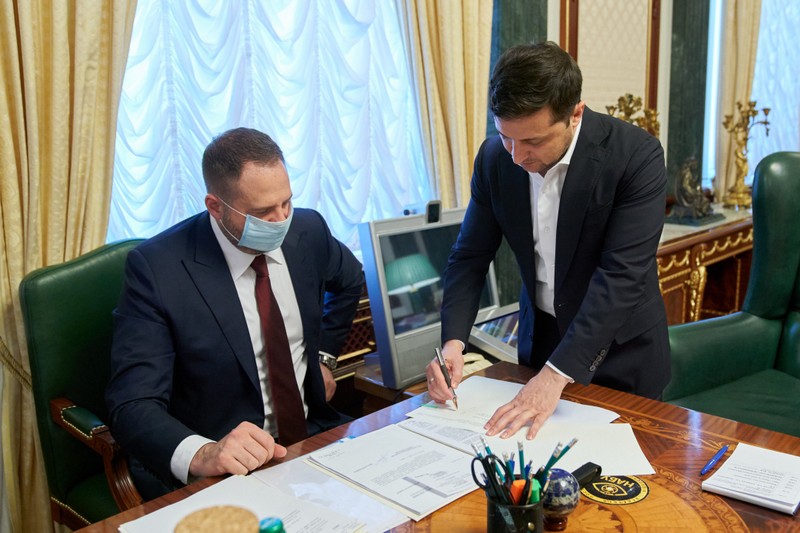 Зеленський підписав закон про ринок землі Зеленський підписав закон про ринок землі