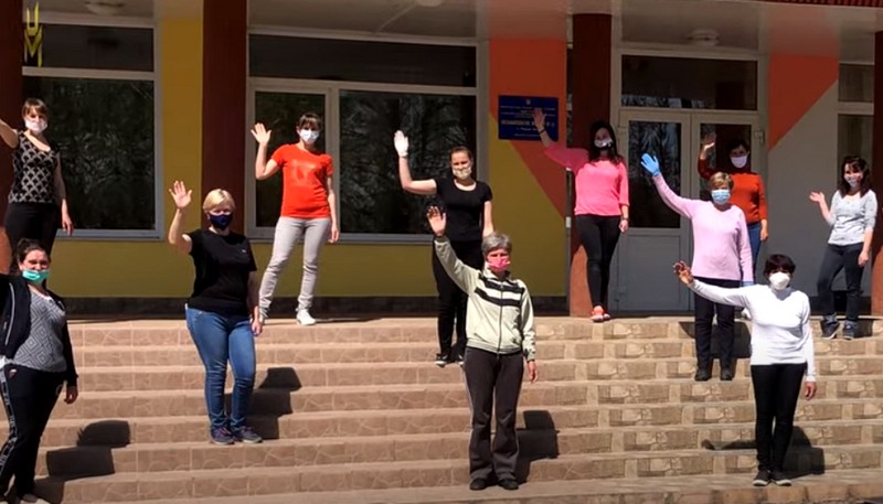 Вчителі однієї із шкіл Закарпаття підготували для учнів зворушливе відео Вчителі однієї із шкіл Закарпаття підготували для учнів зворушливе відео