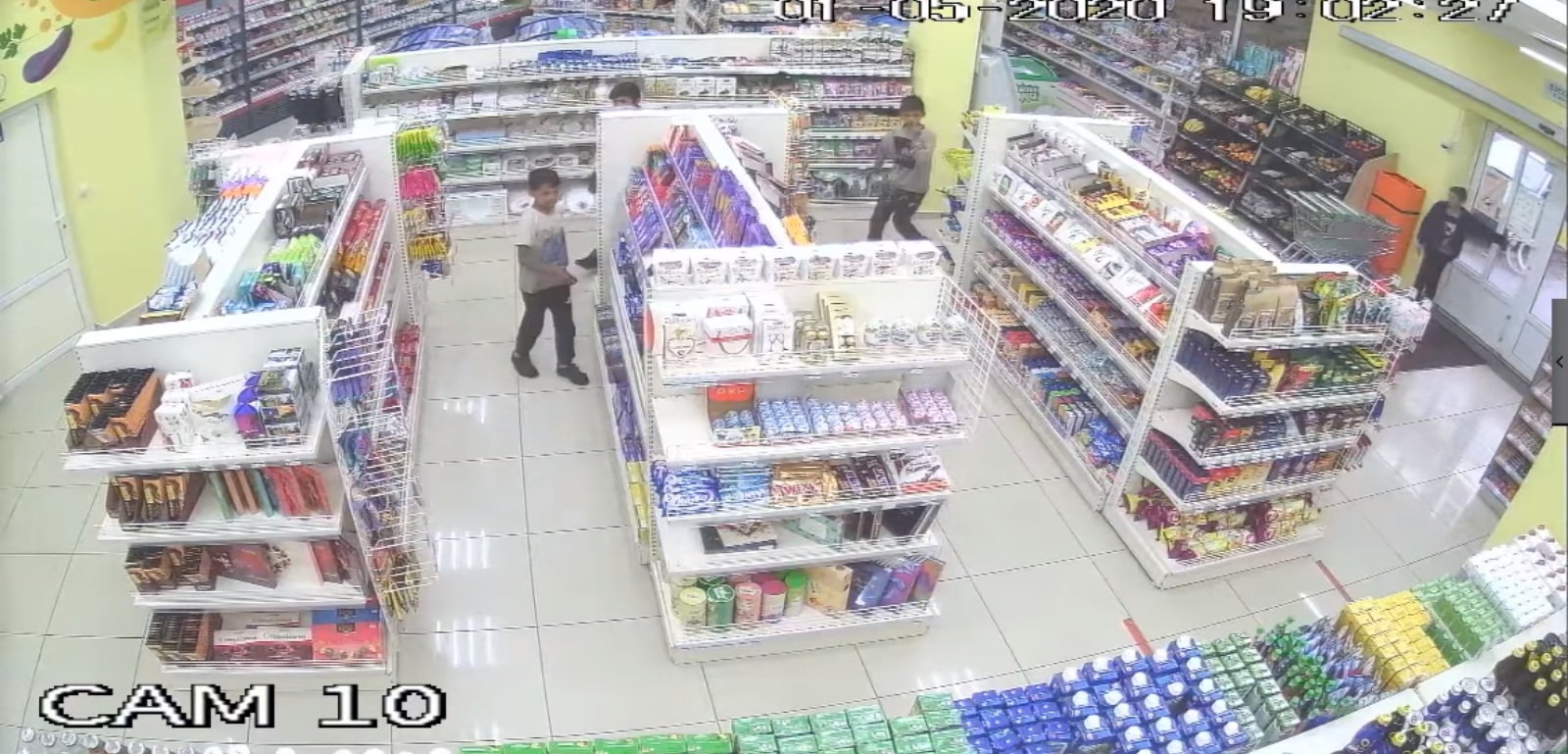 В Ужгороді камери зафіксували пограбування магазину, — соцмережі В Ужгороді камери зафіксували пограбування магазину, — соцмережі