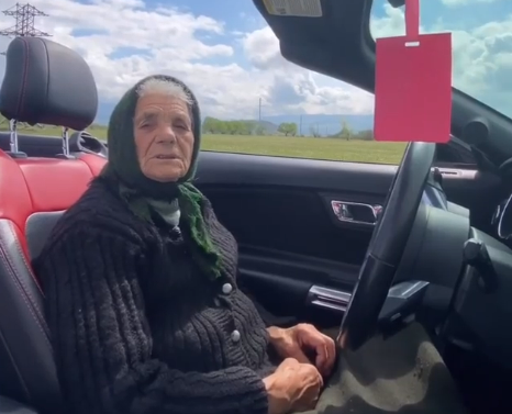 90-річна закарпатка, яка ганяє на кабріолеті, стала зіркою соцмереж 90-річна закарпатка, яка ганяє полем на кабріолеті, стала зіркою соцмереж