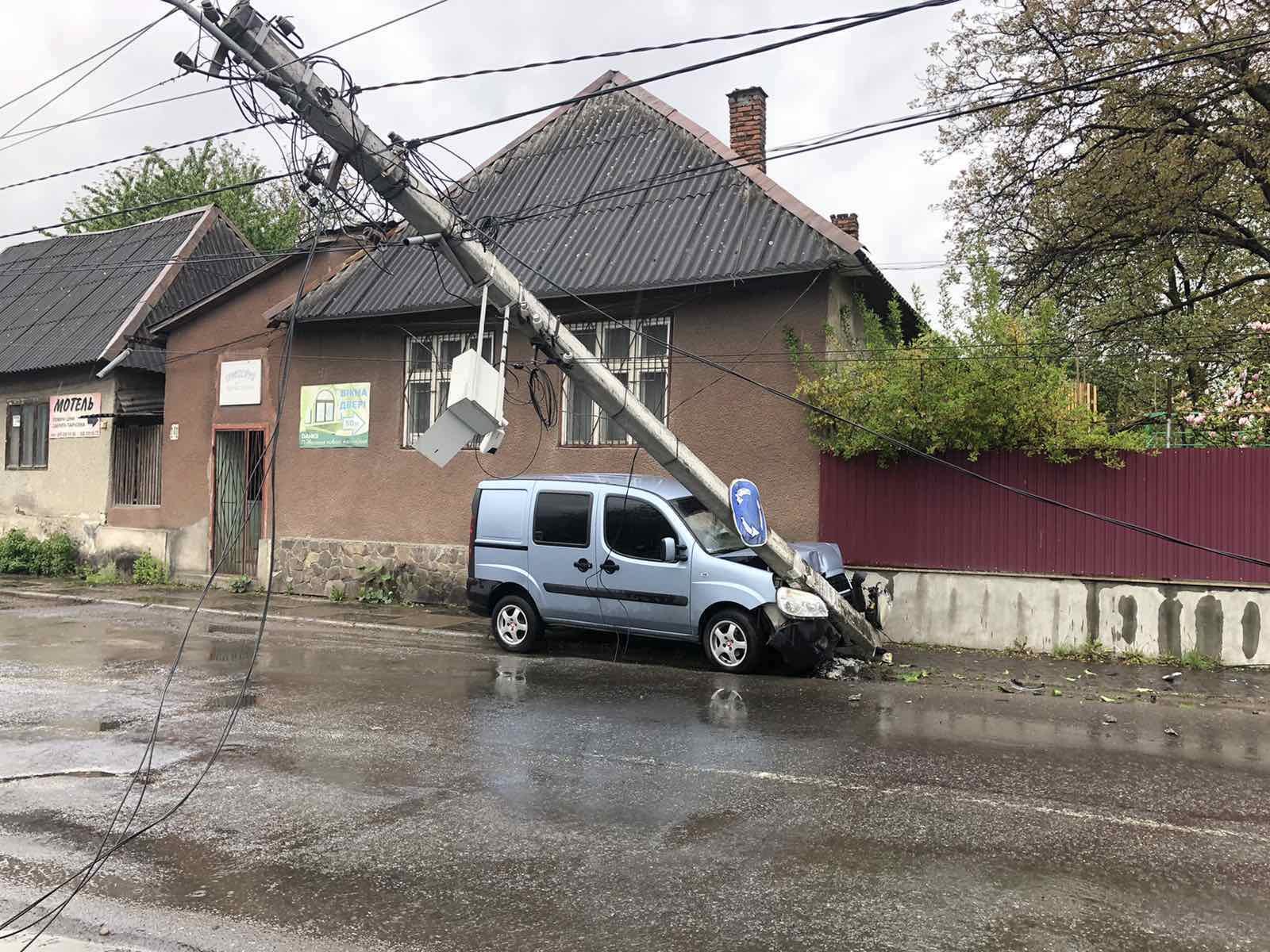 Автівка знесла електричний стовп Автівка знесла електричний стовп