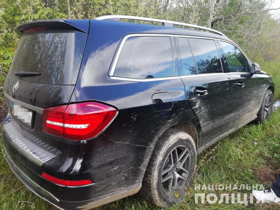 У Мукачеві, поки власники спали, злочинці обікрали будинок та вкрали елітний автомобіль У Мукачеві, поки власники спали, злочинці обікрали будинок та вкрали елітний автомобіль