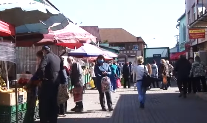У Мукачеві на "Зеленому ринку" продають полуницю У Мукачеві на "Зеленому ринку" продають полуницю