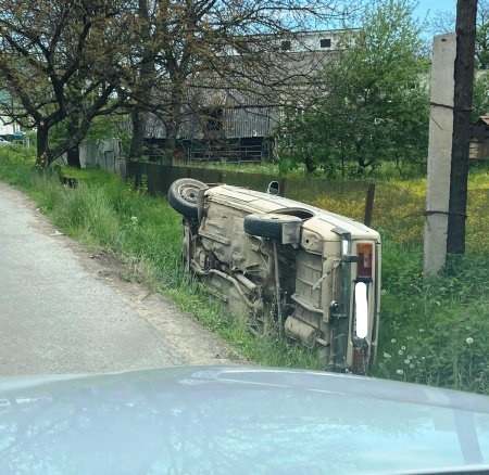 На Тячівщині авто перекинулося в кювет На Тячівщині авто перекинулося в кювет