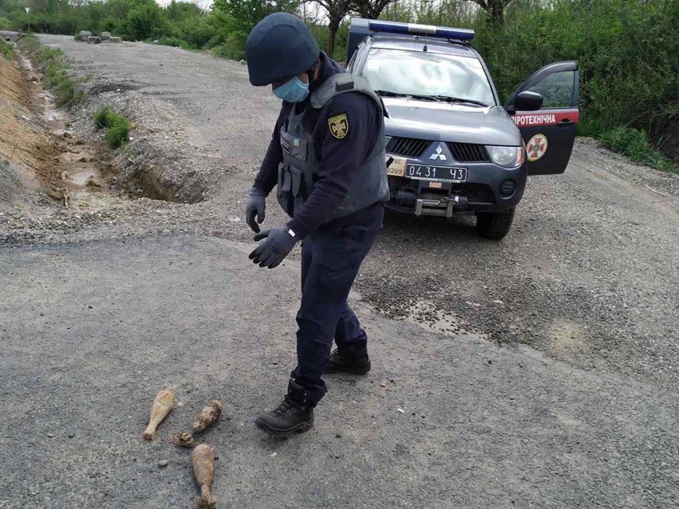 Під час прогулянки селяни виявили небезпечну знахідку Під час прогулянки селяни виявили небезпечну знахідку