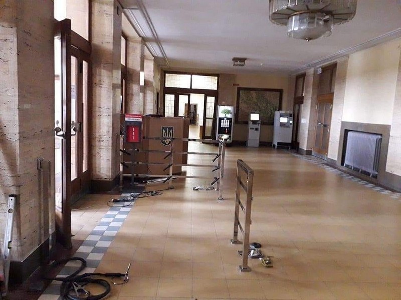 Встановлення турнікету на вході в Закарпатську ОДА викликало хвилю обурення Встановлення турнікету на вході в Закарпатську ОДА викликало хвилю обурення