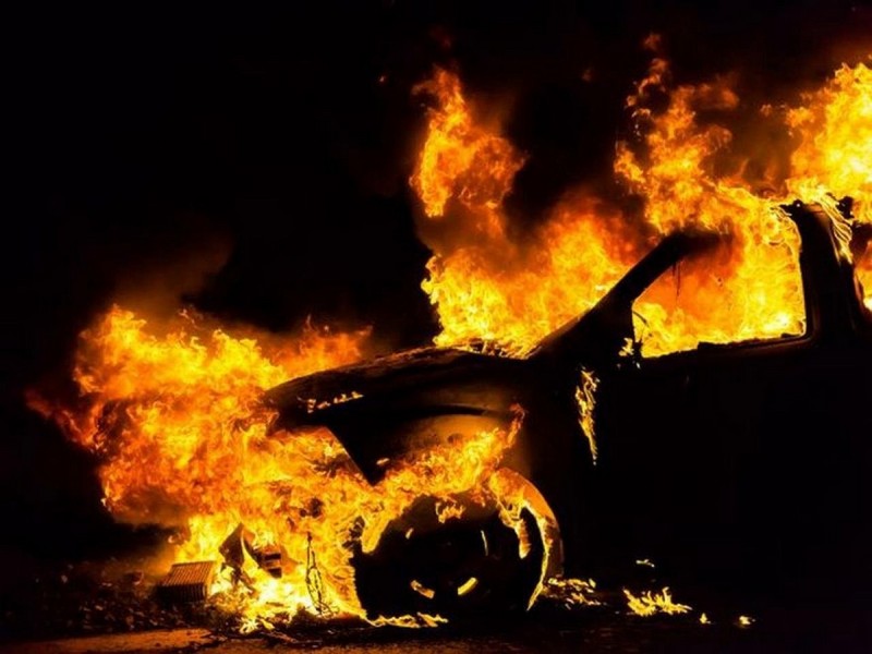 На одній із вулиць Мукачева вночі загорілась машина На одній із вулиць Мукачева вночі загорілась машина