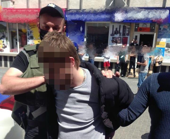 Взято під варту чоловіка, який вистрелив супернику в обличчя з травматичної зброї Взято під варту чоловіка, який вистрелив супернику в обличчя з травматичної зброї