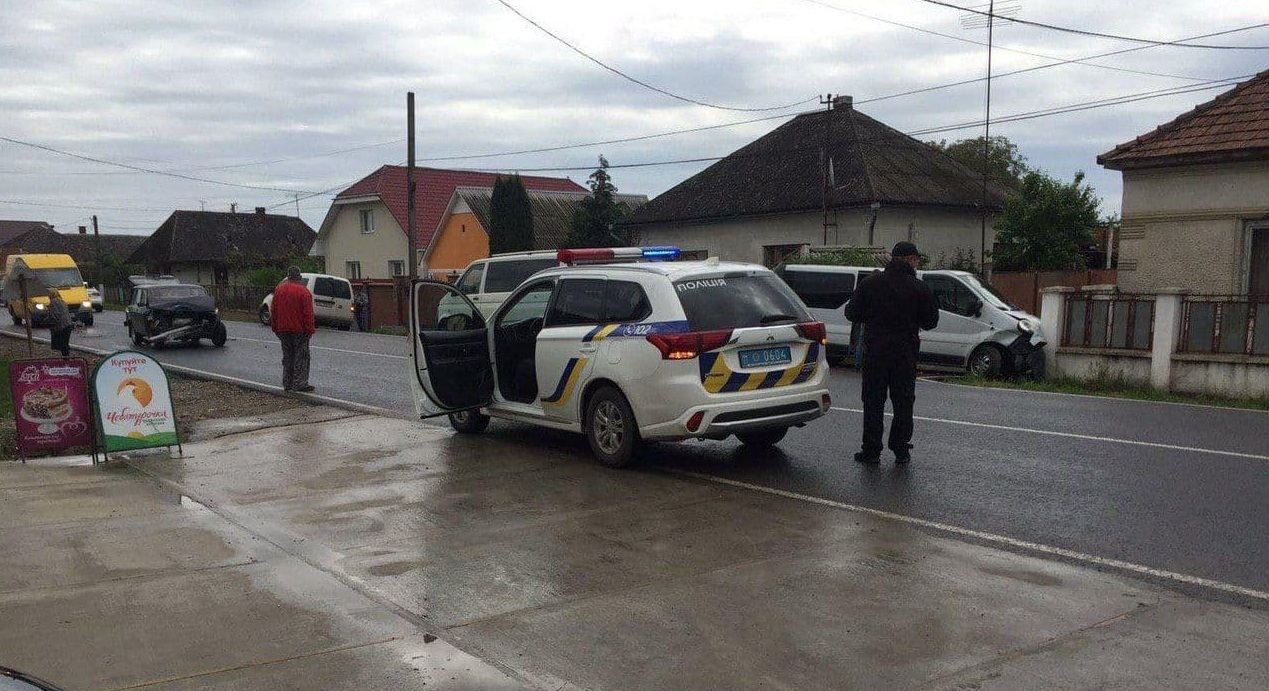 ФОТО: Темна Виноградівщина У Новому Селі на Виноградівщині зіткнулись легковик і мікроавтобус