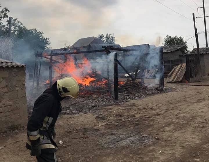 У Мукачеві в ромському поселенні спалахнула пожежа: фото та відео з місця події У Мукачеві в ромському поселенні спалахнула пожежа: фото та відео з місця події