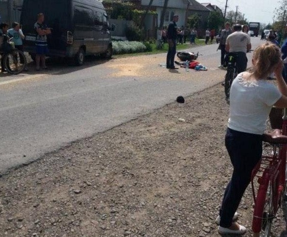 Тіло посеред дороги: оприлюднено відео з місця смертельної ДТП Тіло посеред дороги: оприлюднено відео з місця смертельної ДТП у селі Чорнотисів
