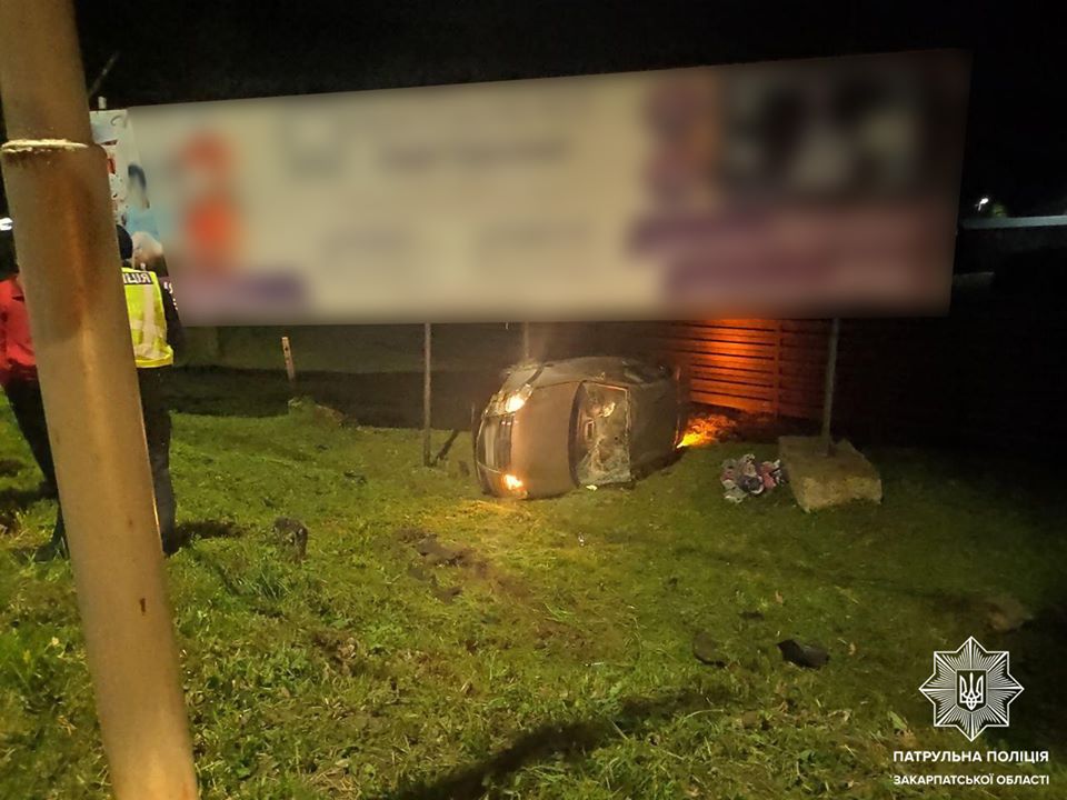 Вночі в обласному центрі перекинувся автомобіль Вночі в обласному центрі перекинувся автомобіль