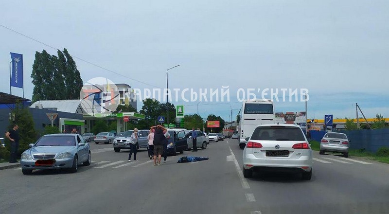 В Ужгороді на пішохідному переході збили дівчину В Ужгороді на пішохідному переході збили дівчину