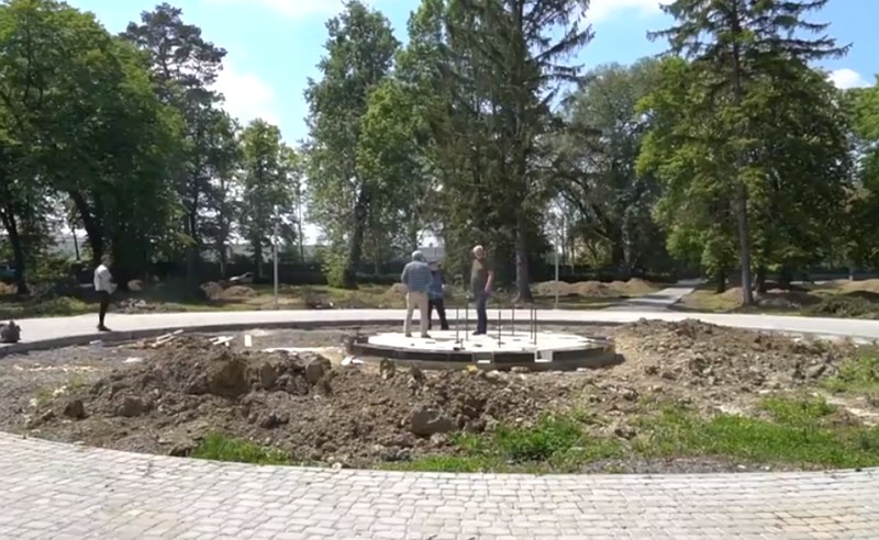 В одному з парків Мукачева зводять новий пам’ятник В одному з парків Мукачева зводять новий пам’ятник