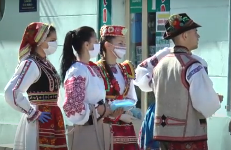 У центрі Ужгорода організували акцію до Дня вишиванки У центрі Ужгорода організували акцію до Дня вишиванки