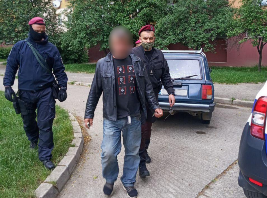 Поліцейські Ужгорода затримали ймовірних грабіжників Поліцейські Ужгорода затримали ймовірних грабіжників