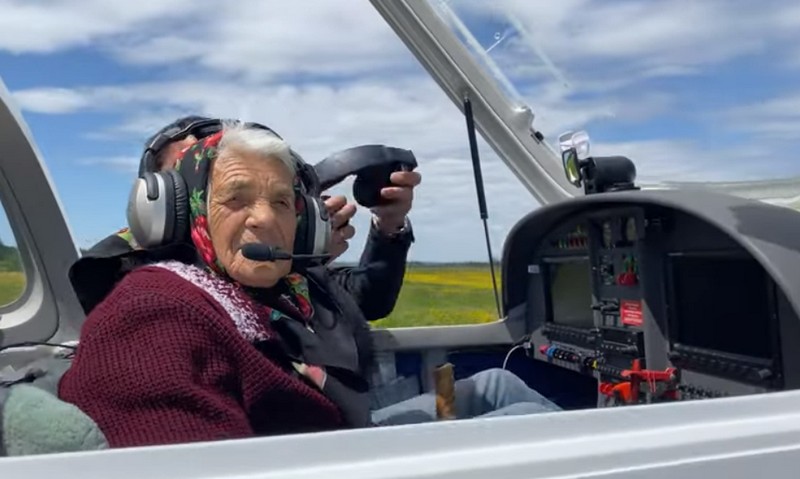 Як 90-річна закарпатка сіла за штурвал літака Як 90-річна закарпатка сіла за штурвал літака
