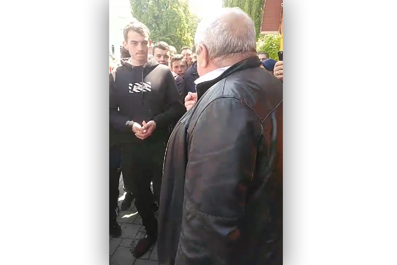 У селищі Дубове люди вийшли на попереджувальну акцію протесту У селищі Дубове люди вийшли на попереджувальну акцію протесту