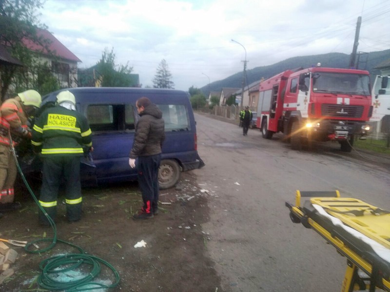 Ранкова аварія у Закарпатті: водія витягали з автівки за допомогою спецобладнання Ранкова аварія у Закарпатті: водія витягали з автівки за допомогою спецобладнання