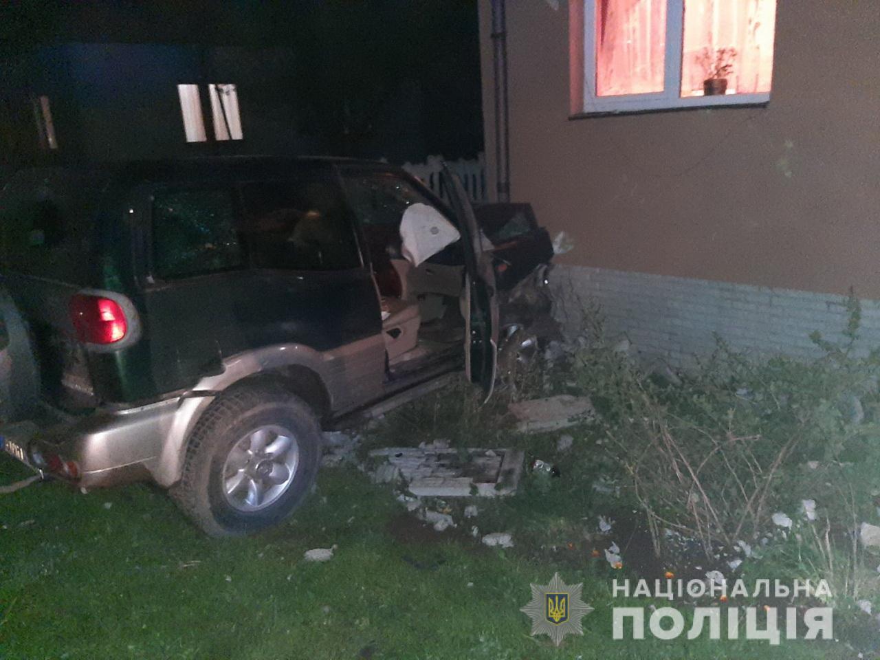 П’яний водій джипу зніс паркан і в’їхав у стіну будинку П’яний водій джипу зніс паркан і в’їхав у стіну будинку