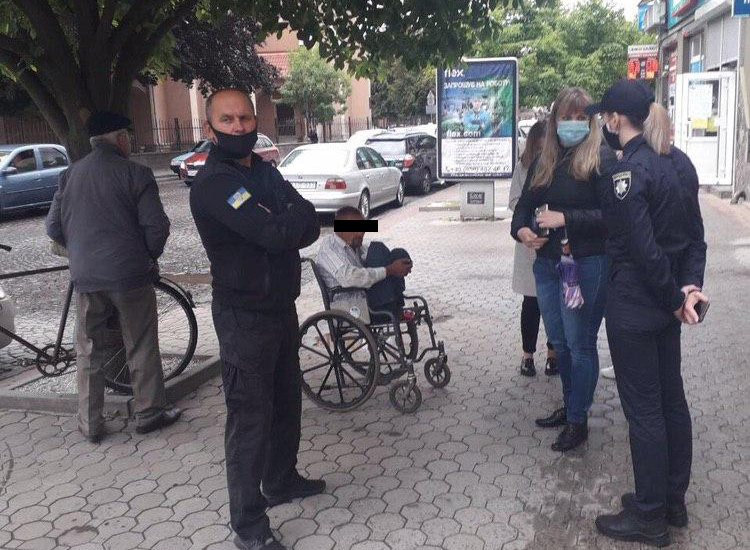 Кілька прохачів милостині у Мукачеві зізналися, що їх примушують жебракувати Кілька прохачів милостині у Мукачеві зізналися, що їх примушують жебракувати