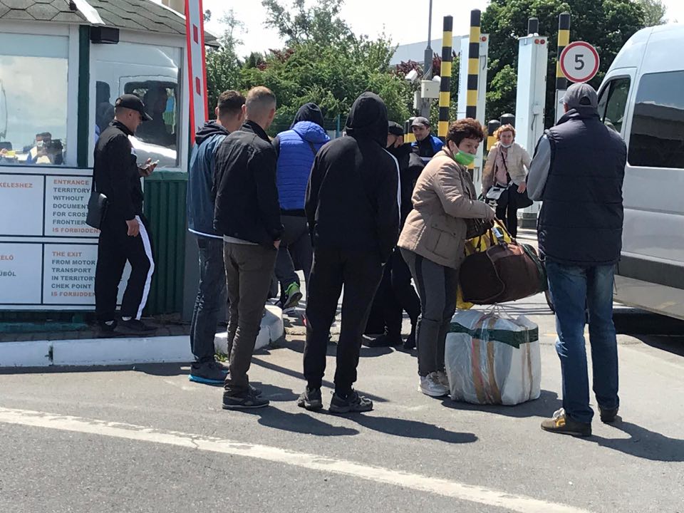 Люди не можуть потрапити в Україну: що коїться на українсько-угорському кордоні Люди не можуть потрапити в Україну: що коїться на українсько-угорському кордоні
