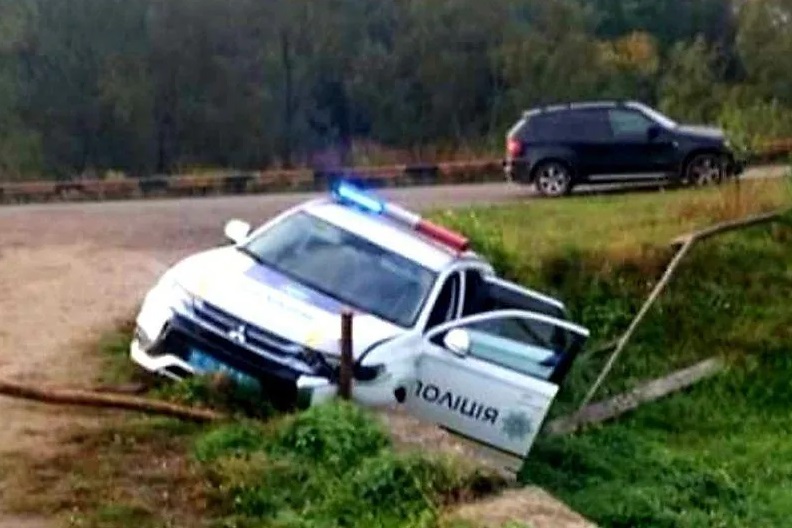 Автомобіль патрульних потрапив у ДТП, – ЗМІ Автомобіль патрульних потрапив у ДТП, – ЗМІ