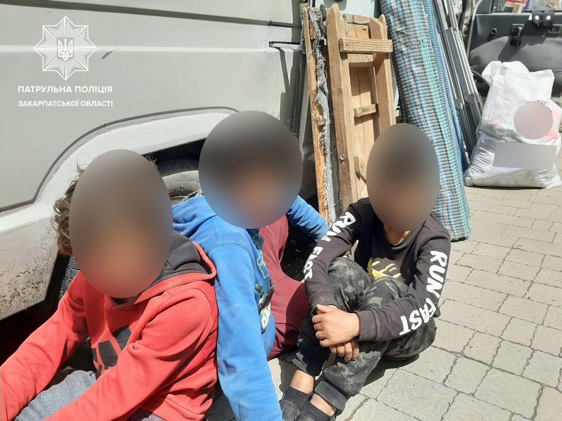 Неповнолітні вкрали самокати і катались містом Неповнолітні вкрали самокати і катались містом