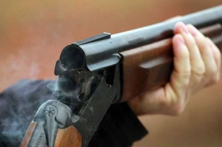 На Закарпатті чоловік стріляв у двох хлопців На Закарпатті чоловік стріляв у двох хлопців