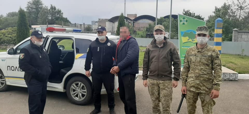 Затримали чоловіка, який посеред вулиці побив до смерті закарпатця Затримали чоловіка, який посеред вулиці побив до смерті закарпатця