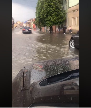 Вулиці перетворились на річки: в мережі показали наслідки страшної зливи в Мукачеві Вулиці перетворились на річки: в мережі показали наслідки страшної зливи в Мукачеві