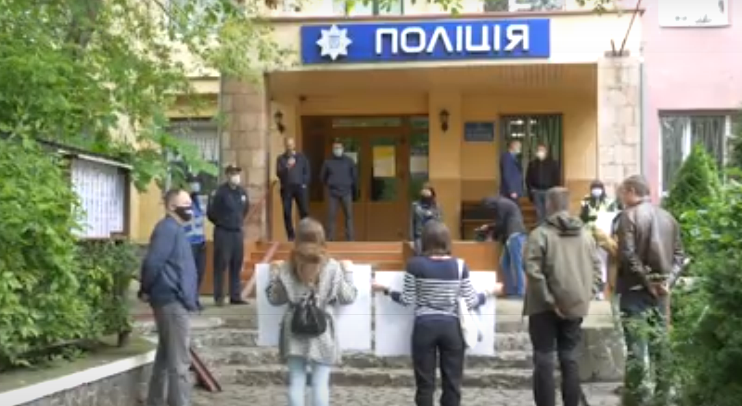 Акція протесту відбулася під стінами поліції в Ужгороді Акція протесту відбулася під стінами поліції в Ужгороді