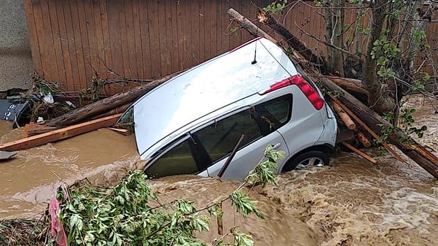 ФОТО: iDnes У Чехії негода наробила біди: кілька сіл опинились під водою